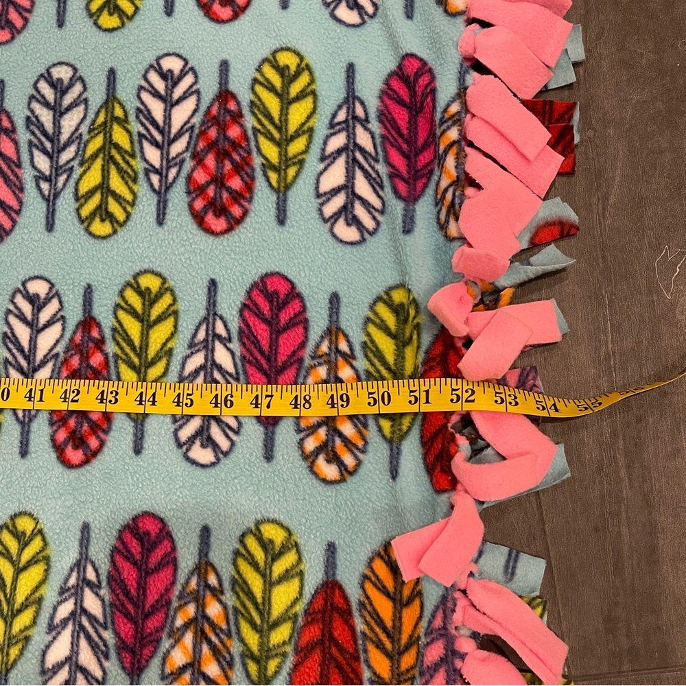 BLANKET Fleece Feather Design Size 52” x 62” Handmade Excellent Condition - Picture 5 of 7